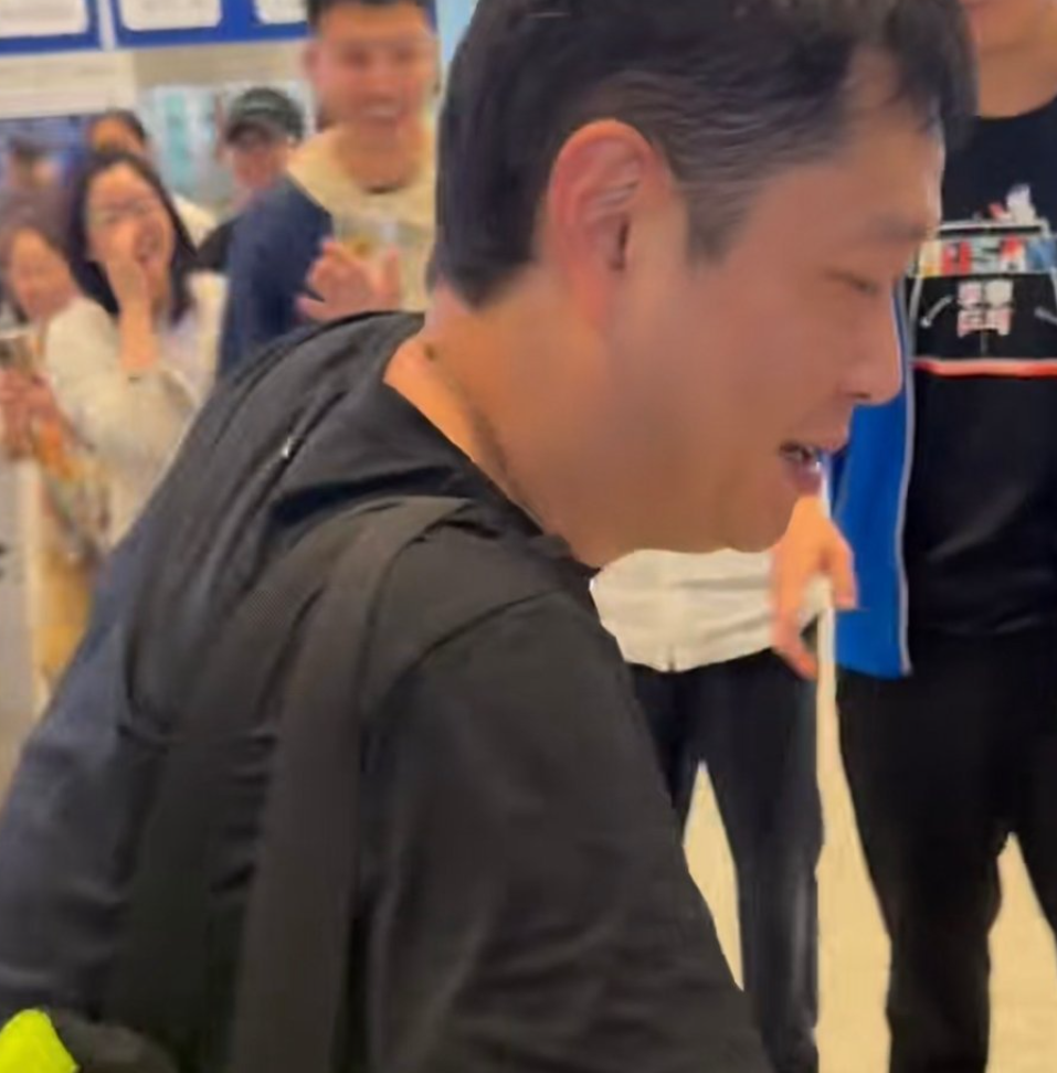国乒回京！众球迷接机，邱贻可送签名，栋曼开心，莎头走VIP通道